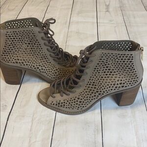 VINCE CAMUTO Tulina Lace-Up Nubuck Open Toe Sz 7